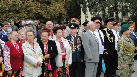 У Хмельницькому під крики “Слава Україні” підняли жовто-блакитний стяг на сайті vsim.ua У Хмельницькому під крики “Слава Україні” підняли жовто-блакитний стяг, фото №1 на сайті vsim.ua