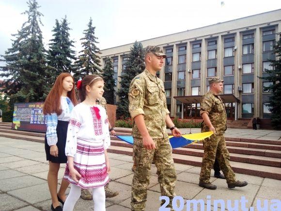 Фото дня: у Кам'янці урочисто підняли Державний Прапор України на сайті 20minut.ua Фото дня: у Кам'янці урочисто підняли Державний Прапор України, фото №4 на сайті 20minut.ua