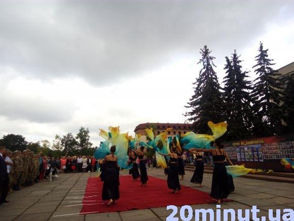 Фото дня: у Кам'янці урочисто підняли Державний Прапор України на сайті 20minut.ua Фото дня: у Кам'янці урочисто підняли Державний Прапор України, фото №6 на сайті 20minut.ua