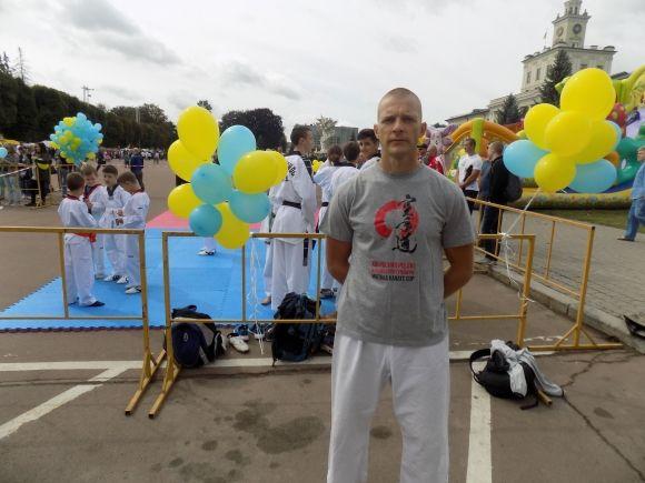 На майдані каратисти влаштували показові виступи на сайті vsim.ua На майдані каратисти влаштували показові виступи, фото №1 на сайті vsim.ua