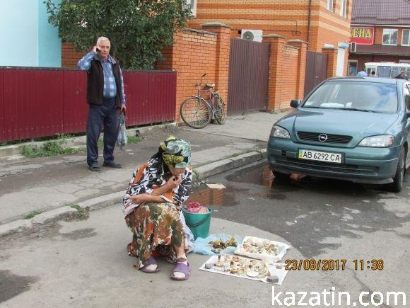 В Козятині знову дощить,  але базарне життя продовжується, фото №4 на сайті 20minut.ua