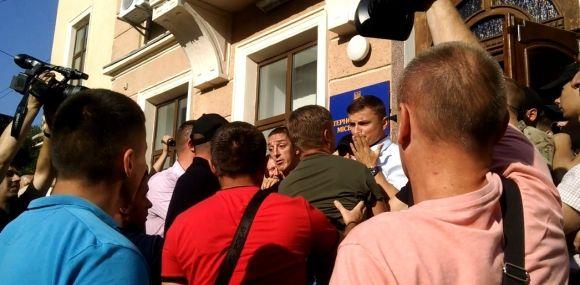 Сварились, шарпались, "роздавали" гроші і  землю на сайті 20minut.ua Сварились, шарпались, "роздавали" гроші і  землю, фото №1 на сайті 20minut.ua
