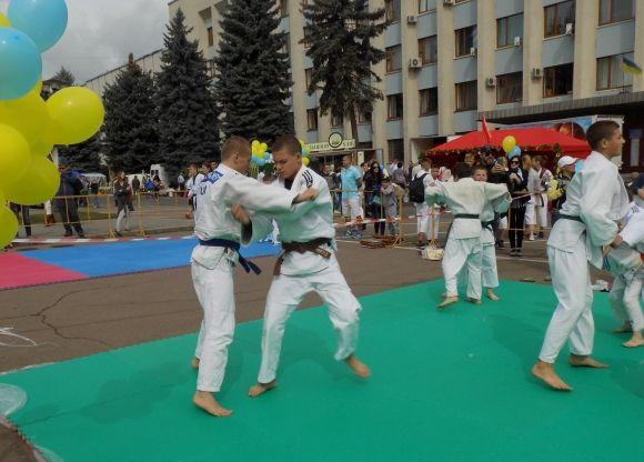 На майдані каратисти влаштували показові виступи на сайті vsim.ua На майдані каратисти влаштували показові виступи, фото №5 на сайті vsim.ua
