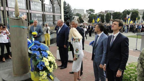 У Хмельницькому під крики “Слава Україні” підняли жовто-блакитний стяг на сайті vsim.ua У Хмельницькому під крики “Слава Україні” підняли жовто-блакитний стяг, фото №2 на сайті vsim.ua