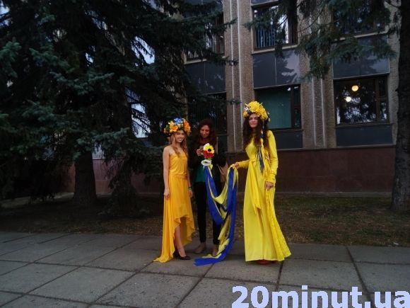 Фото дня: у Кам'янці урочисто підняли Державний Прапор України на сайті 20minut.ua Фото дня: у Кам'янці урочисто підняли Державний Прапор України, фото №1 на сайті 20minut.ua