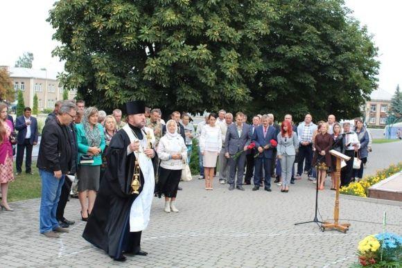 В Красилові відкрили дошку пам'яті загиблих бійців АТО на сайті vsim.ua В Красилові відкрили дошку пам'яті загиблих бійців АТО, фото №2 на сайті vsim.ua