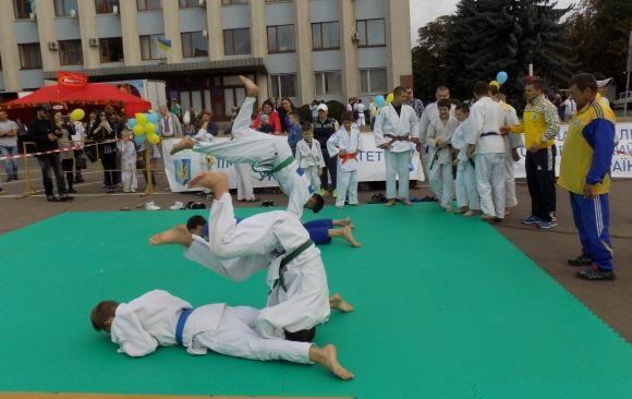 На майдані каратисти влаштували показові виступи на сайті vsim.ua На майдані каратисти влаштували показові виступи, фото №4 на сайті vsim.ua