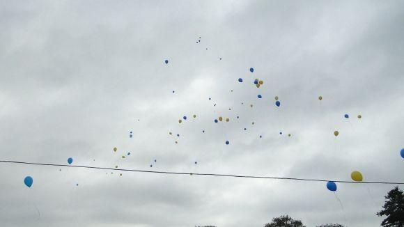У Хмельницькому під крики “Слава Україні” підняли жовто-блакитний стяг на сайті vsim.ua У Хмельницькому під крики “Слава Україні” підняли жовто-блакитний стяг, фото №3 на сайті vsim.ua