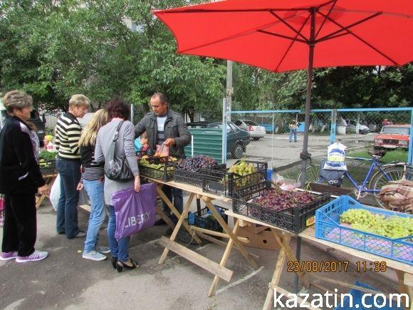В Козятині знову дощить,  але базарне життя продовжується, фото №7 на сайті 20minut.ua