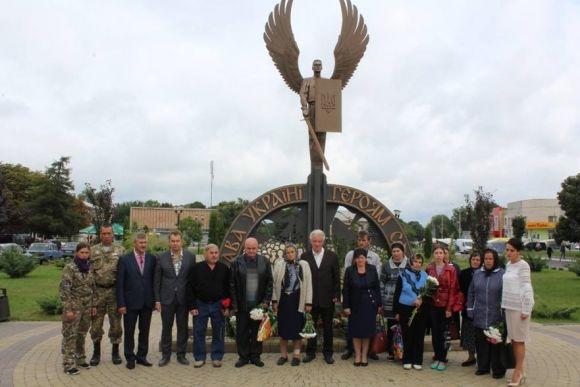 В Красилові відкрили дошку пам'яті загиблих бійців АТО на сайті vsim.ua В Красилові відкрили дошку пам'яті загиблих бійців АТО, фото №4 на сайті vsim.ua