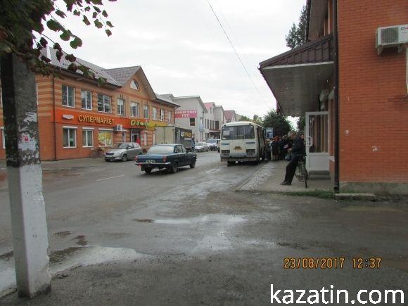 В Козятині знову дощить,  але базарне життя продовжується, фото №1 на сайті 20minut.ua