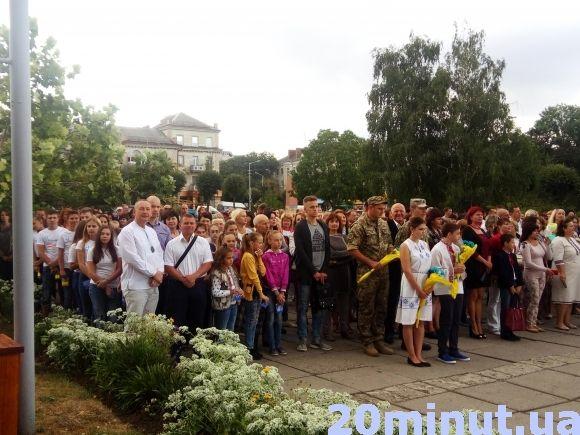 Фото дня: у Кам'янці урочисто підняли Державний Прапор України на сайті 20minut.ua Фото дня: у Кам'янці урочисто підняли Державний Прапор України, фото №3 на сайті 20minut.ua