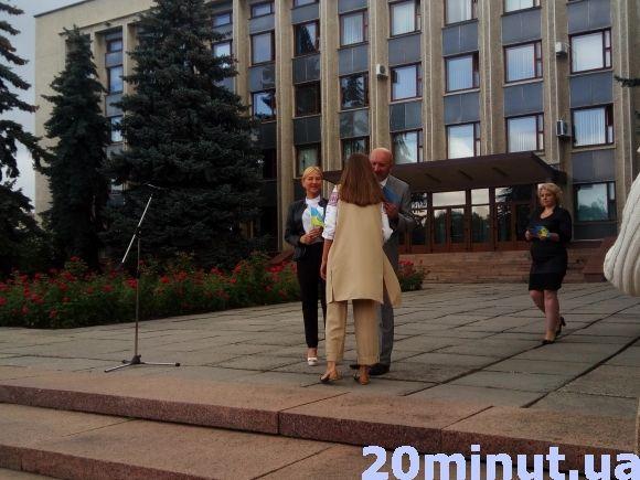 Фото дня: у Кам'янці урочисто підняли Державний Прапор України на сайті 20minut.ua Фото дня: у Кам'янці урочисто підняли Державний Прапор України, фото №8 на сайті 20minut.ua