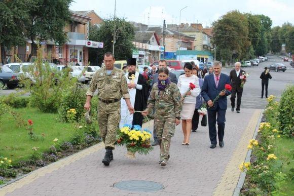 В Красилові відкрили дошку пам'яті загиблих бійців АТО на сайті vsim.ua В Красилові відкрили дошку пам'яті загиблих бійців АТО, фото №1 на сайті vsim.ua