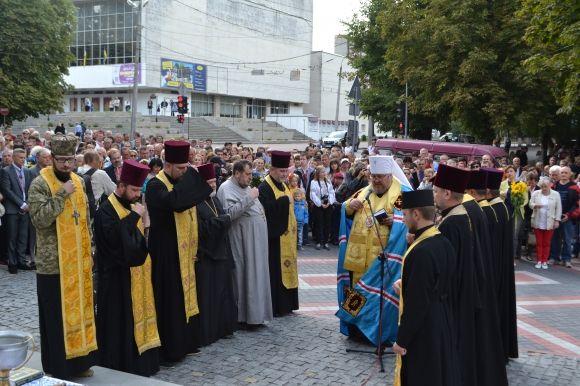 Новини Хмельницького - фото з У Хмельницькому відкрили пам'ятник Небесній Сотні У Хмельницькому відкрили пам'ятник Небесній Сотні, фото №5 на сайті vsim.ua