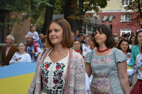 Сотні хмельничан у вишиванках пройшлися центральними вулицями міста, фото №32 на сайті vsim.ua