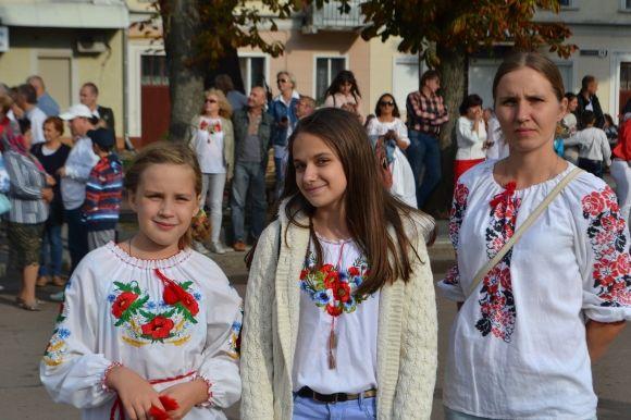 Сотні хмельничан у вишиванках пройшлися центральними вулицями міста, фото №4 на сайті vsim.ua