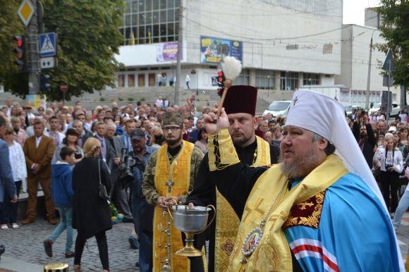 Новини Хмельницького - фото з У Хмельницькому відкрили пам'ятник Небесній Сотні У Хмельницькому відкрили пам'ятник Небесній Сотні, фото №8 на сайті vsim.ua