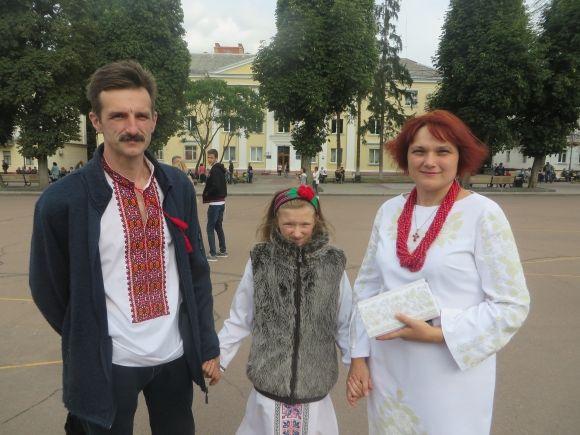 Вишиванковий дрес-код. У що одяглися хмельничани, фото №2 на сайті vsim.ua