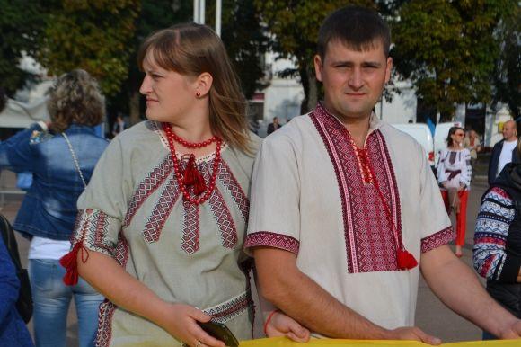 Сотні хмельничан у вишиванках пройшлися центральними вулицями міста, фото №19 на сайті vsim.ua