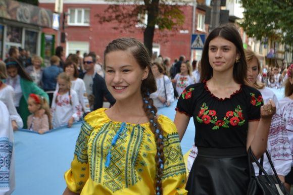 Сотні хмельничан у вишиванках пройшлися центральними вулицями міста, фото №29 на сайті vsim.ua