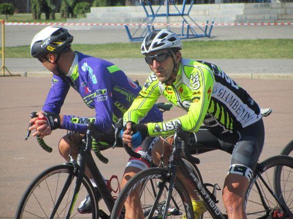 Новини Хмельницького - фото з Біля майдану Незалежності перекрили рух. Велосипедисти влаштували гонки Біля майдану Незалежності перекрили рух. Велосипедисти влаштували гонки, фото №6 на сайті vsim.ua