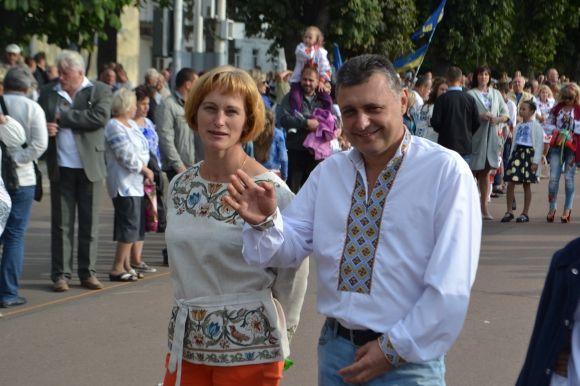 Сотні хмельничан у вишиванках пройшлися центральними вулицями міста, фото №8 на сайті vsim.ua