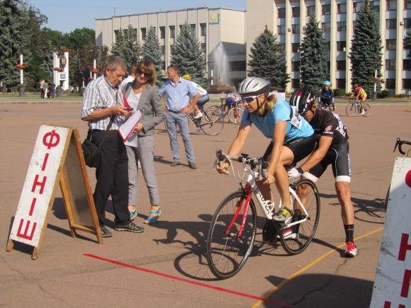 Новини Хмельницького - фото з Біля майдану Незалежності перекрили рух. Велосипедисти влаштували гонки Біля майдану Незалежності перекрили рух. Велосипедисти влаштували гонки, фото №8 на сайті vsim.ua