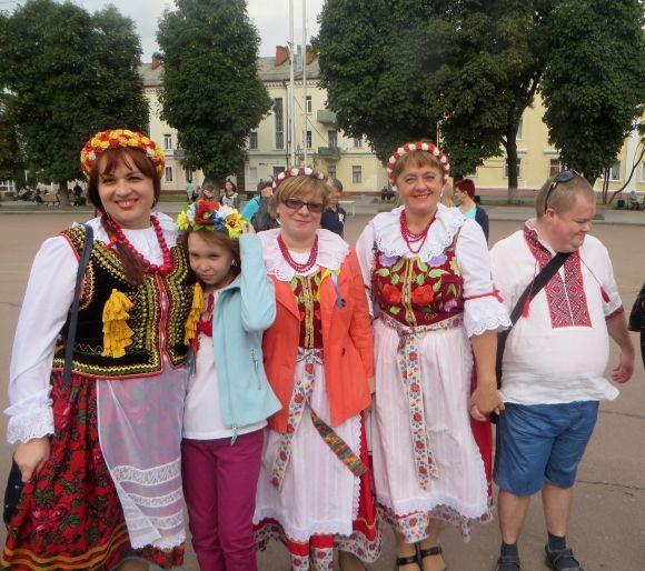 Вишиванковий дрес-код. У що одяглися хмельничани, фото №1 на сайті vsim.ua