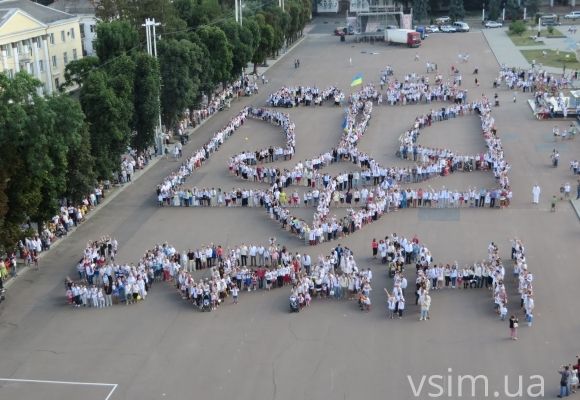 “Живий” малюнок на майдані. Хмельничани знову створили “вишиванковий” тризуб на сайті vsim.ua “Живий” малюнок на майдані. Хмельничани знову створили “вишиванковий” тризуб, фото №3 на сайті vsim.ua