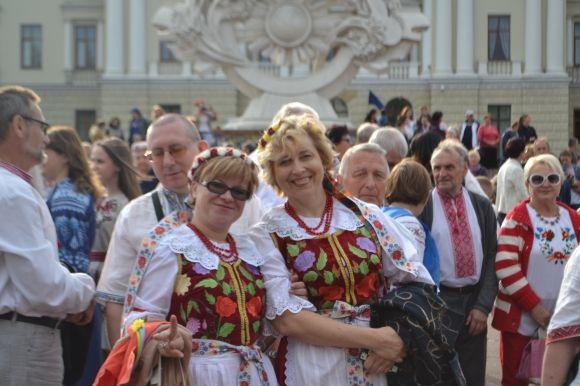 Сотні хмельничан у вишиванках пройшлися центральними вулицями міста, фото №13 на сайті vsim.ua