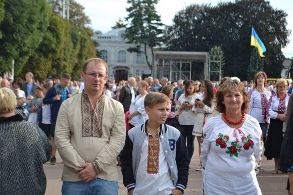 Сотні хмельничан у вишиванках пройшлися центральними вулицями міста, фото №7 на сайті vsim.ua