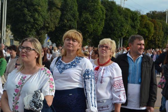 Сотні хмельничан у вишиванках пройшлися центральними вулицями міста, фото №1 на сайті vsim.ua