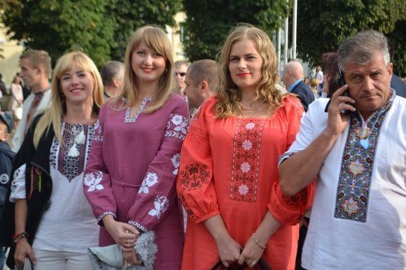 Сотні хмельничан у вишиванках пройшлися центральними вулицями міста, фото №3 на сайті vsim.ua