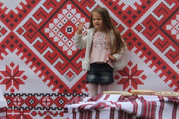 Заходи на Майдані Незалежності. "Селфімся" з соняхами та ліпимо глечики, фото №5 на сайті 20minut.ua