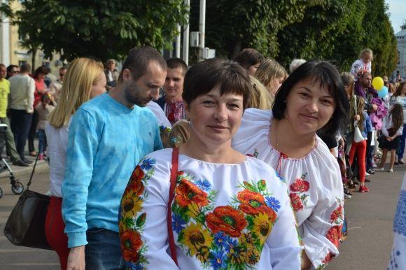 Сотні хмельничан у вишиванках пройшлися центральними вулицями міста, фото №11 на сайті vsim.ua