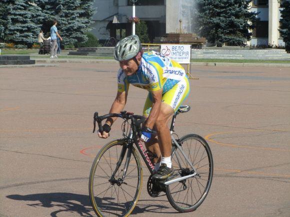 Новини Хмельницького - фото з Біля майдану Незалежності перекрили рух. Велосипедисти влаштували гонки Біля майдану Незалежності перекрили рух. Велосипедисти влаштували гонки, фото №11 на сайті vsim.ua