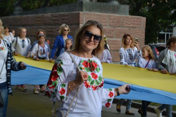 Сотні хмельничан у вишиванках пройшлися центральними вулицями міста, фото №21 на сайті vsim.ua