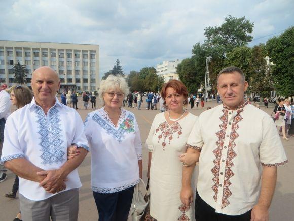 Вишиванковий дрес-код. У що одяглися хмельничани, фото №3 на сайті vsim.ua
