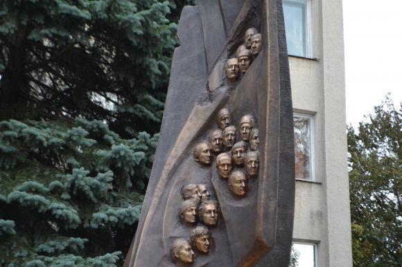 Новини Хмельницького - фото з У Хмельницькому відкрили пам'ятник Небесній Сотні У Хмельницькому відкрили пам'ятник Небесній Сотні, фото №1 на сайті vsim.ua