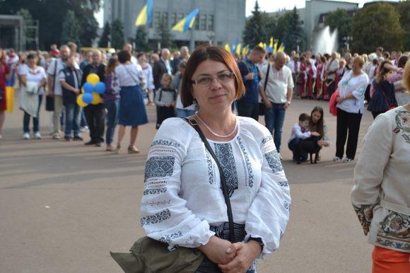 Сотні хмельничан у вишиванках пройшлися центральними вулицями міста, фото №10 на сайті vsim.ua