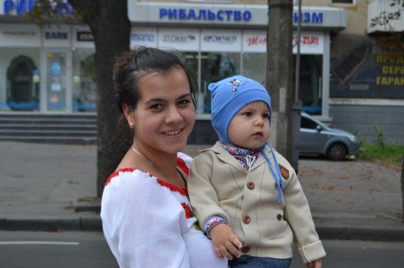 Сотні хмельничан у вишиванках пройшлися центральними вулицями міста, фото №27 на сайті vsim.ua