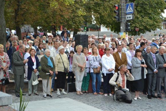 Новини Хмельницького - фото з У Хмельницькому відкрили пам'ятник Небесній Сотні У Хмельницькому відкрили пам'ятник Небесній Сотні, фото №6 на сайті vsim.ua