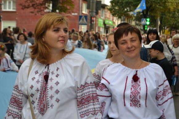Сотні хмельничан у вишиванках пройшлися центральними вулицями міста, фото №30 на сайті vsim.ua