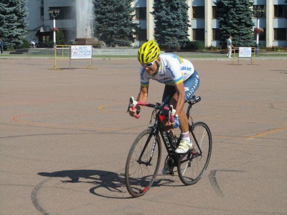 Новини Хмельницького - фото з Біля майдану Незалежності перекрили рух. Велосипедисти влаштували гонки Біля майдану Незалежності перекрили рух. Велосипедисти влаштували гонки, фото №9 на сайті vsim.ua