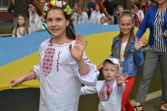 Сотні хмельничан у вишиванках пройшлися центральними вулицями міста, фото №31 на сайті vsim.ua