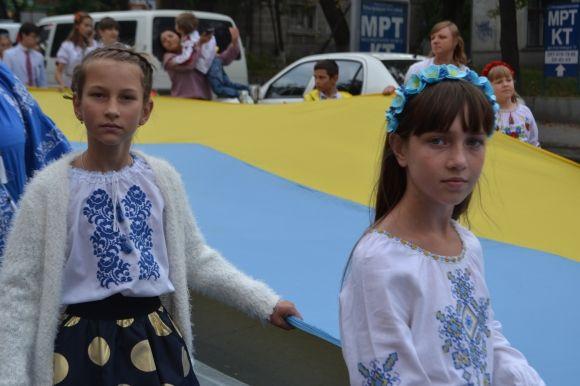 Сотні хмельничан у вишиванках пройшлися центральними вулицями міста, фото №25 на сайті vsim.ua