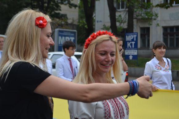 Сотні хмельничан у вишиванках пройшлися центральними вулицями міста, фото №26 на сайті vsim.ua