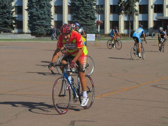 Новини Хмельницького - фото з Біля майдану Незалежності перекрили рух. Велосипедисти влаштували гонки Біля майдану Незалежності перекрили рух. Велосипедисти влаштували гонки, фото №12 на сайті vsim.ua