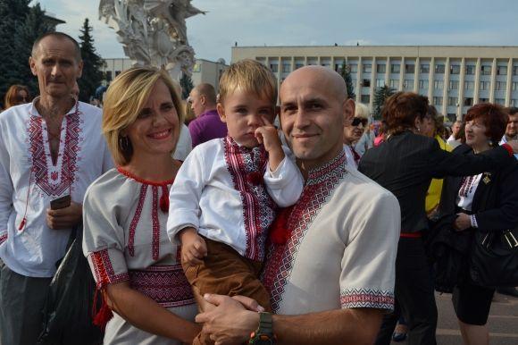 Сотні хмельничан у вишиванках пройшлися центральними вулицями міста, фото №17 на сайті vsim.ua